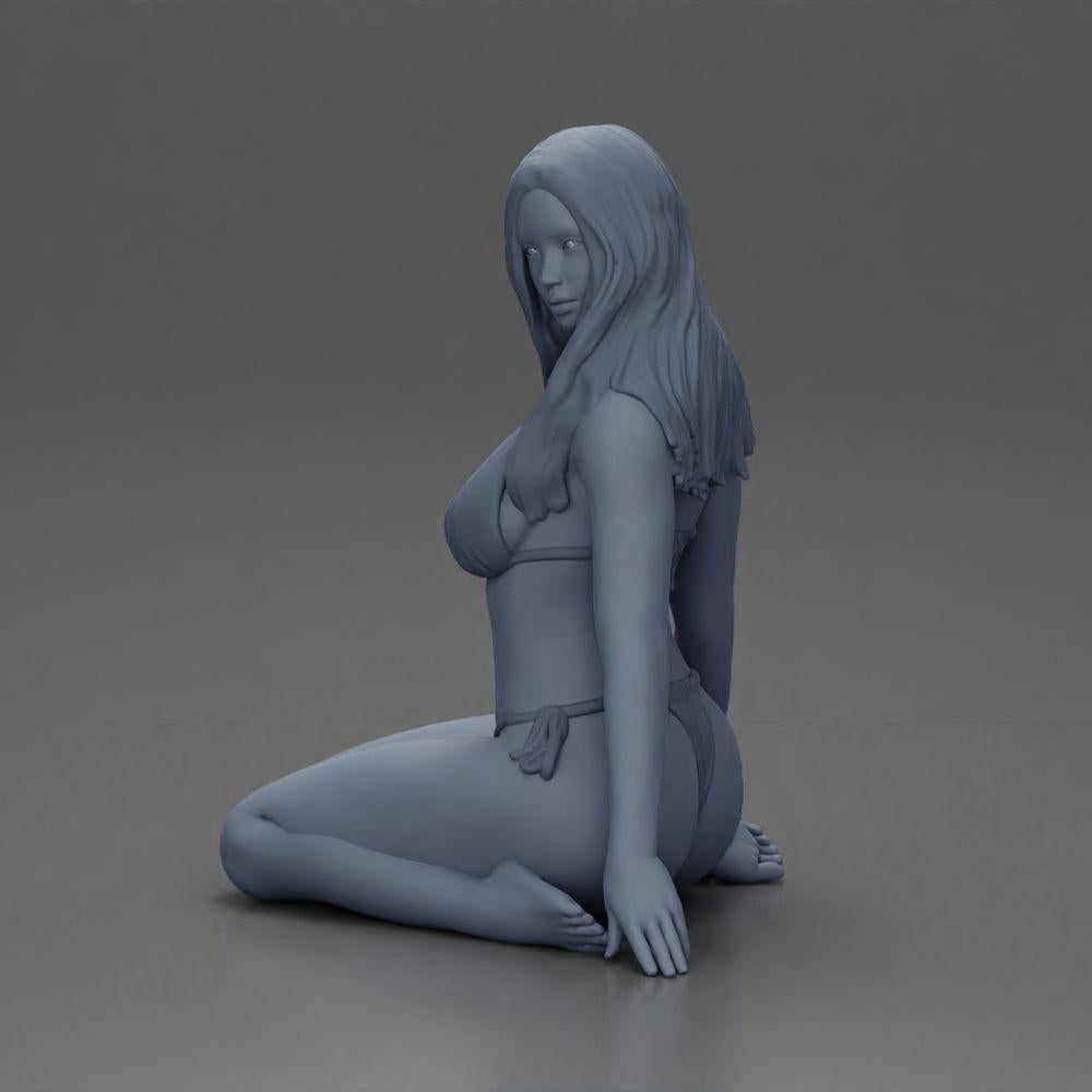 Diorama Modellbau Produktfoto 11: Kniende Miniaturfigur Frau im Bikini, sitzend auf flacher Basis - Strand-Diorama (Ref Nr. A83)