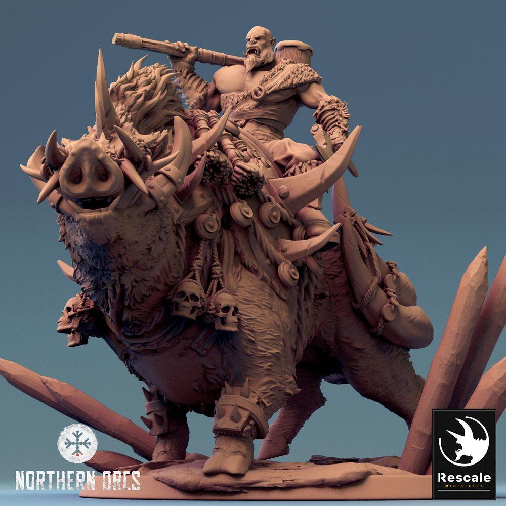 Produktfoto Tabletop 28mm Lord of the Print (LotP) 0: Tabletop Miniatur: Ork Keilerreiter mit Keule, Kriegsherr auf Wildschwein, Boar Rider Warlord, monströse Kavallerie (24_04_S)