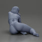 Diorama Modellbau Produktfoto 8: Miniaturfigur: Liegende Frau im Bikini, halb aufgestützt am Strand (Ref Nr. A106)