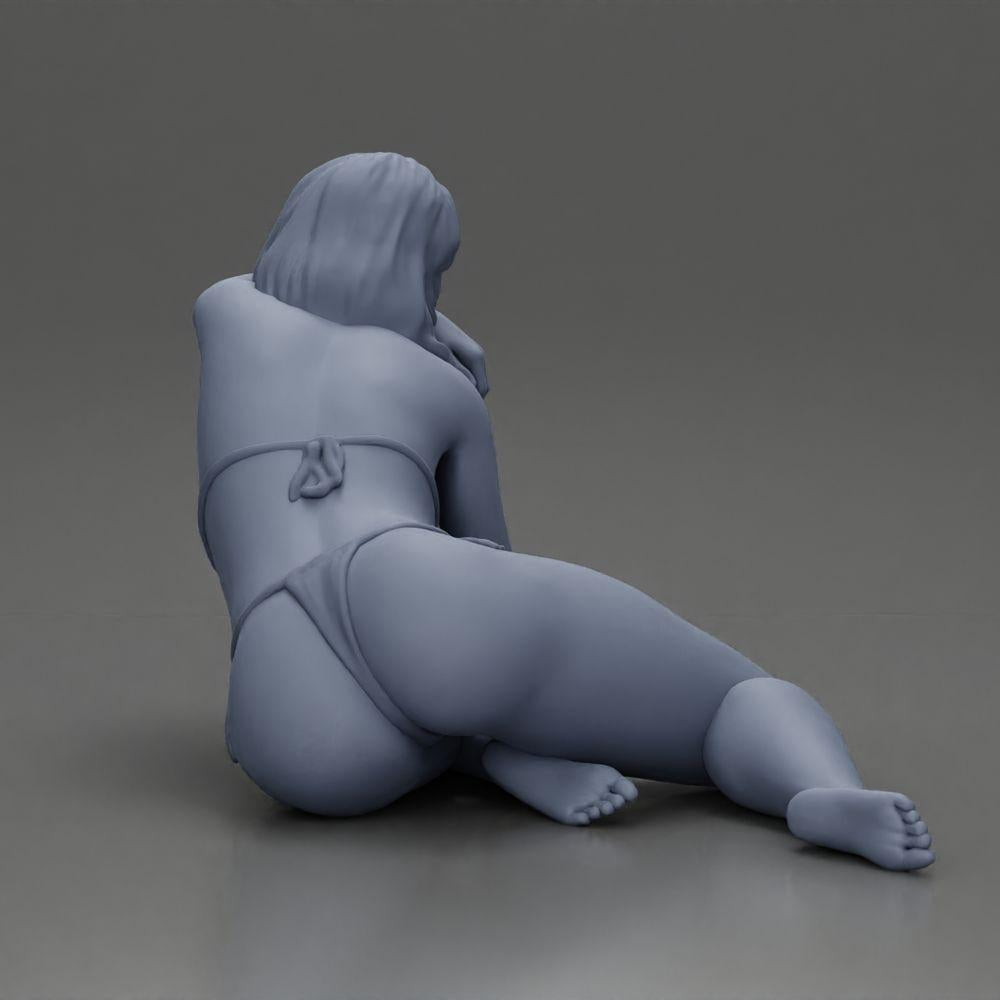 Diorama Modellbau Produktfoto 8: Miniaturfigur: Liegende Frau im Bikini, halb aufgestützt am Strand (Ref Nr. A106)
