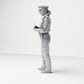 Diorama Modellbau Produktfoto 1: Stehende Figur: Deutscher Polizist mit Dienstmütze und Handgerät (B017)