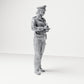 Diorama Modellbau Produktfoto 3: Stehende Figur: Deutscher Polizist mit Dienstmütze und Handgerät (B017)