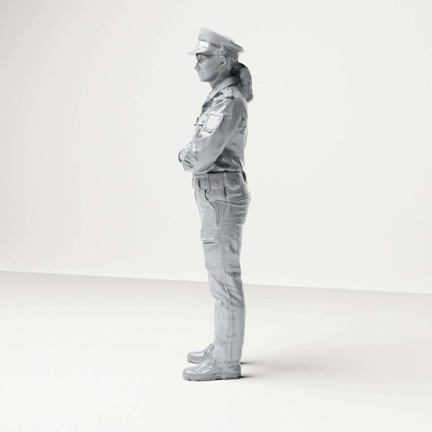 Diorama Modellbau Produktfoto 1: Stehende Figur: Polizist mit Dienstmütze & verschränkten Armen (B021)