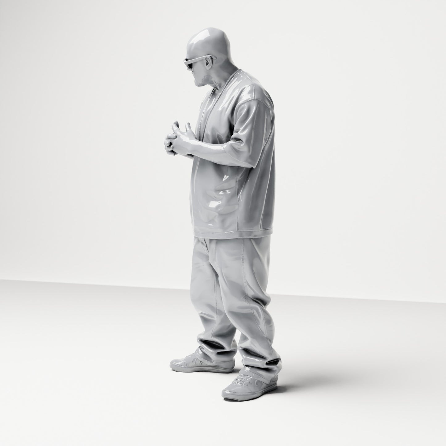 Diorama Modellbau Produktfoto 1: Stehende Figur: Mann mit Sonnenbrille & Kette, Hände vor der Brust, weites Shirt & Hose (B028)