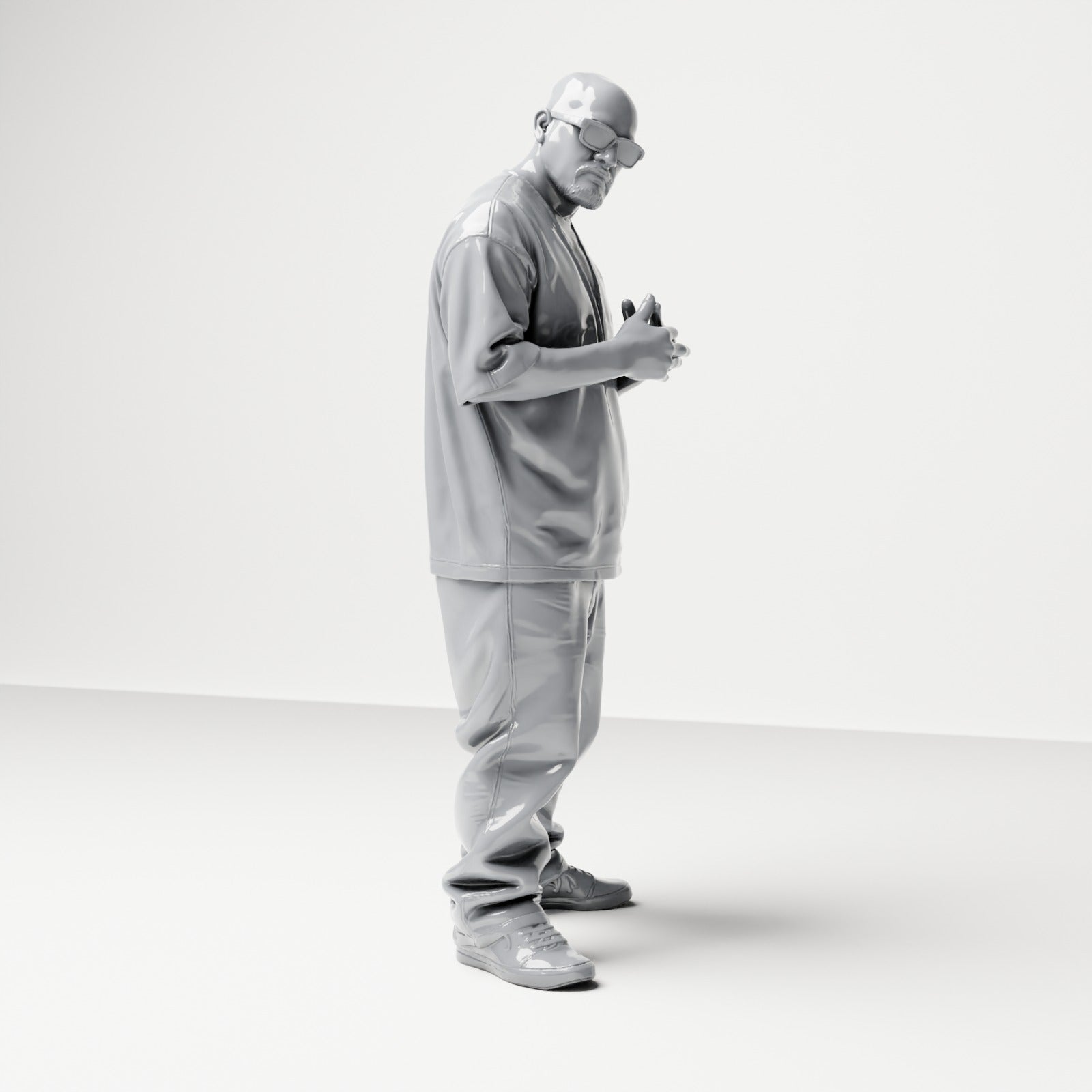 Diorama Modellbau Produktfoto 3: Stehende Figur: Mann mit Sonnenbrille & Kette, Hände vor der Brust, weites Shirt & Hose (B028)