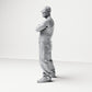 Diorama Modellbau Produktfoto 1: Stehende Figur: Person mit gekreuzten Armen, Sonnenbrille & ärmelloses Oberteil, weite Hos (B029)