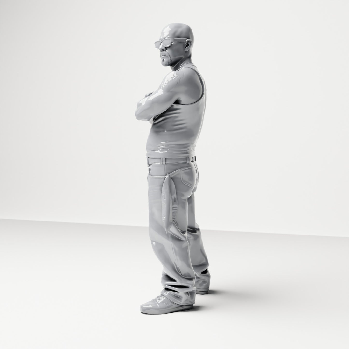 Diorama Modellbau Produktfoto 1: Stehende Figur: Person mit gekreuzten Armen, Sonnenbrille & ärmelloses Oberteil, weite Hos (B029)