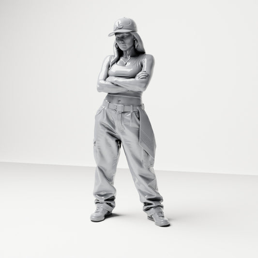 Diorama Modellbau Produktfoto 0: Stehende Figur: Person mit Basecap, kurzem Top, weiter Hose & Sneakers, Arme verschränkt (B033)