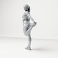 Diorama Modellbau Produktfoto 1: Stehende Figur: Sportler in Dehnpose, hält den Fuß hinter dem Körper (B040)