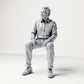 Diorama Modellbau Produktfoto 0: Sitzende Figur: Männlicher Zuschauer mit Händen auf den Oberschenkeln (B061)