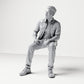 Diorama Modellbau Produktfoto 0: Sitzende Figur: Mann mit gespreizten Beinen und Händen auf den Oberschenkeln (B063)
