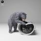 Produktfoto Tier Figur Diorama, Modellbau: 0: Wildtier Figur: Schwarzer Bär zerstört Mülltonne (Ref 24_11_09)