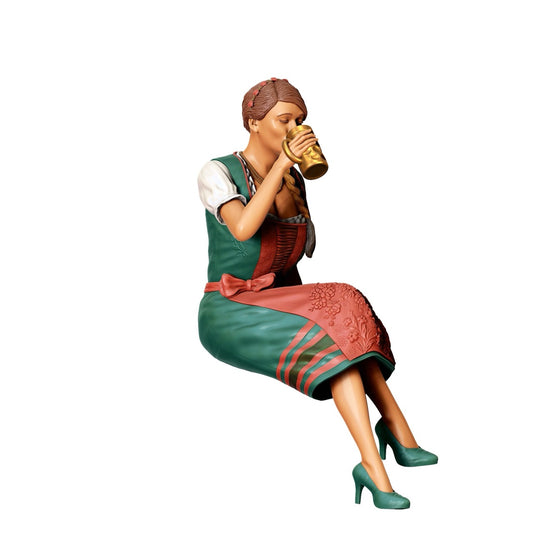 Miniatur Figur Oktoberfest: Wiesen Gäste: Sitzende Frau mit traditionellem Dirndl Outfit und Bier Krug (Nr. 291)