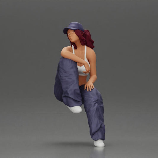 Diorama Modellbau Produktfoto 0: Miniaturfigur: Lowrider-Frau sitzend mit Kappe, Arm auf Knie, Tanktop & Sneaker (Ref Nr. A138)