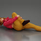 Diorama Modellbau Produktfoto 0: Liegende Frau mit Minijacke hält verletztes Knie - Diorama-Miniatur (Ref Nr. A87)