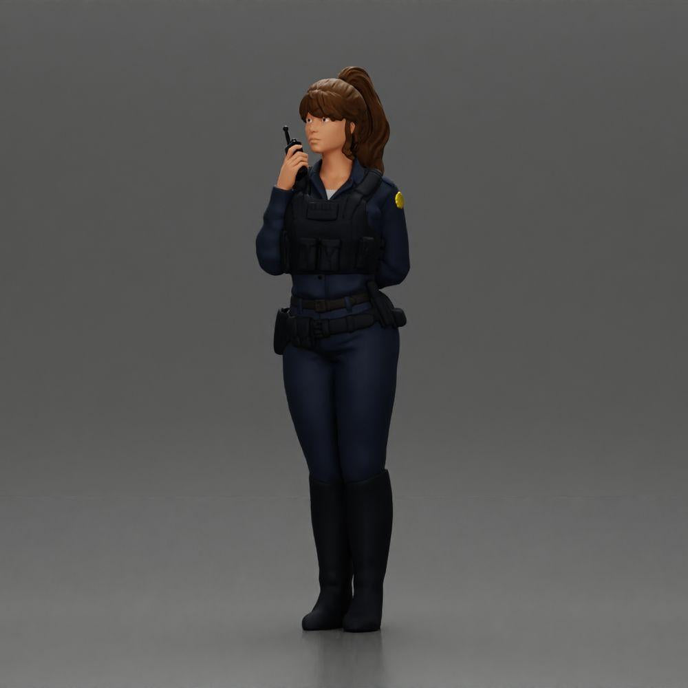 Diorama Modellbau Produktfoto 0: Diorama-Figur: Polizistin stehend, Hand am Rücken, spricht ins Funkgerät (Ref Nr. A64)