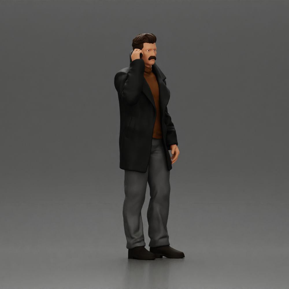 Diorama Modellbau Produktfoto 1: Dioramafigur - türkischer Mann im Mantel mit Rollkragenpullover, telefonierend (Ref Nr. A78)