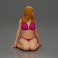 Diorama Modellbau Produktfoto 1: Kniende Miniaturfigur Frau im Bikini, sitzend auf flacher Basis - Strand-Diorama (Ref Nr. A83)