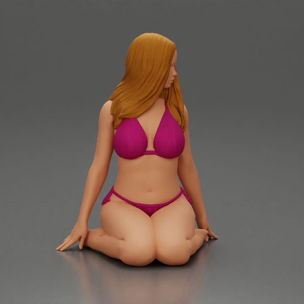 Diorama Modellbau Produktfoto 1: Kniende Miniaturfigur Frau im Bikini, sitzend auf flacher Basis - Strand-Diorama (Ref Nr. A83)
