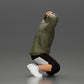 Diorama Modellbau Produktfoto 1: Kniender Mann mit Kapuzenpullover, Hände hinter dem Kopf - Diorama Miniatur (Ref Nr. A70)