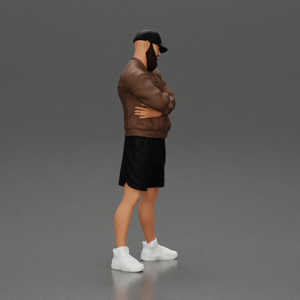 Diorama Modellbau Produktfoto 1: Figur: Mann mit verschränkten Armen, Cap, Jacke, Shorts, Sportschuhe (Ref Nr. A125)