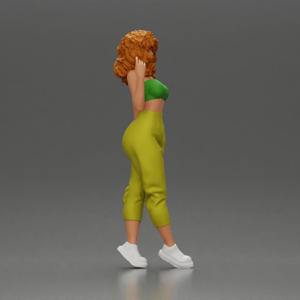 Diorama Modellbau Produktfoto 1: Miniaturfigur: Stehende Frau mit lockigem Haar in grünem Outfit, posierend (Ref Nr. A130)