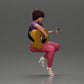 Diorama Modellbau Produktfoto 1: Miniatur: Frau mit Kurzhaar spielt akustische Gitarre Halskette, Riemchensandalen (Ref Nr. A128)