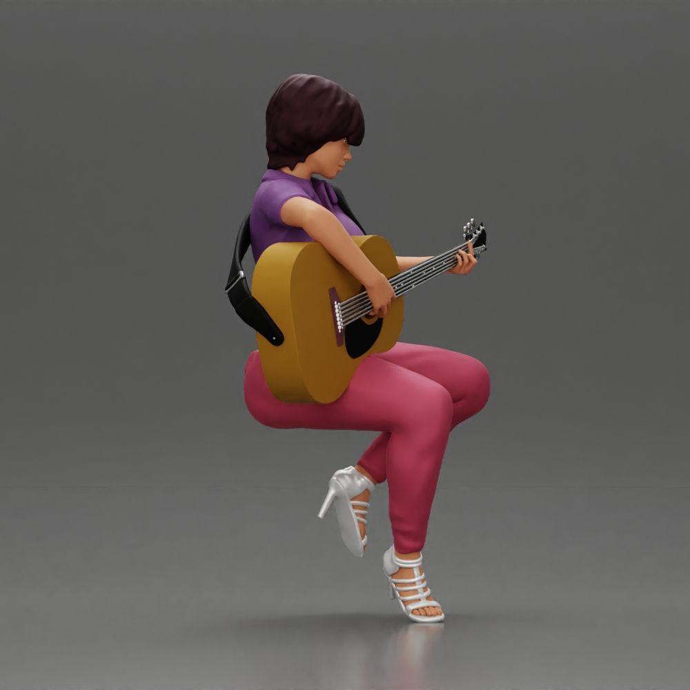 Diorama Modellbau Produktfoto 1: Miniatur: Frau mit Kurzhaar spielt akustische Gitarre Halskette, Riemchensandalen (Ref Nr. A128)