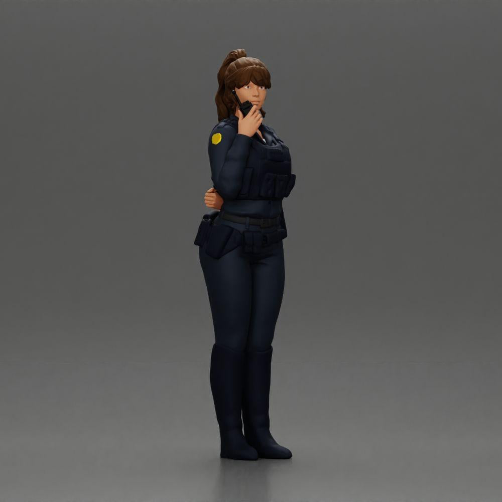 Diorama Modellbau Produktfoto 1: Diorama-Figur: Polizistin stehend, Hand am Rücken, spricht ins Funkgerät (Ref Nr. A64)