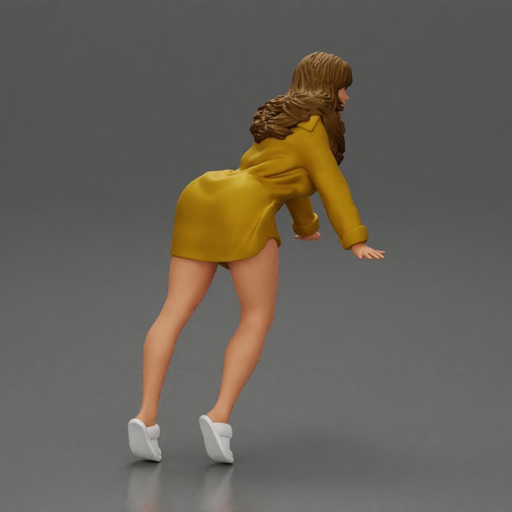 Diorama Modellbau Produktfoto 1: Diorama-Miniatur: Frau im langen Hemd, dynamische Vorwärtspose auf Zehenspitzen (Ref Nr. A121)