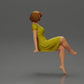 Diorama Modellbau Produktfoto 1: Diorama Miniaturfigur: Sitzende Frau im Kleid, barfuß, kurzes Haar im Wind (Ref Nr. A95)