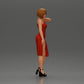 Diorama Modellbau Produktfoto 1: Weibliche Diorama-Figur im Mini-Kleid, kurzes Haar, Hand am Hals, Halskette (Ref Nr. A99)