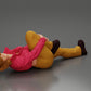Diorama Modellbau Produktfoto 1: Liegende Frau mit Minijacke hält verletztes Knie - Diorama-Miniatur (Ref Nr. A87)