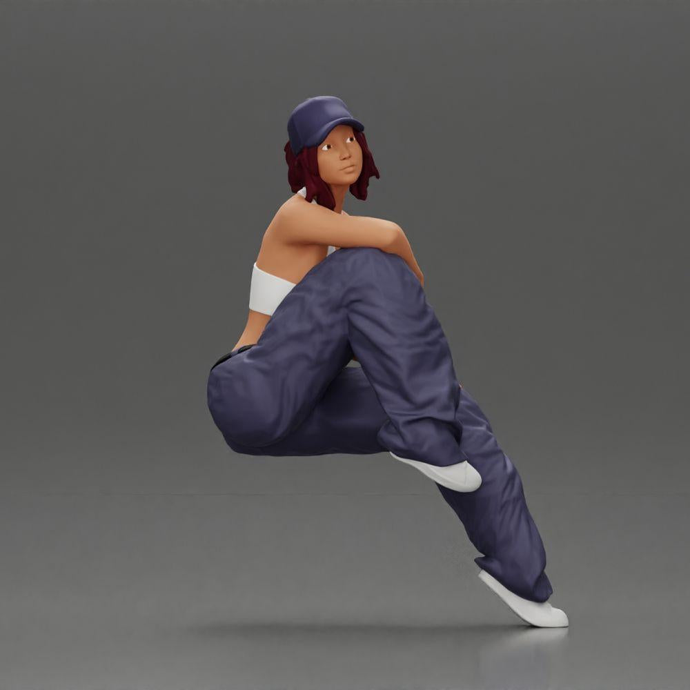 Diorama Modellbau Produktfoto 1: Miniaturfigur: Lowrider-Frau sitzend mit Kappe, Arm auf Knie, Tanktop & Sneaker (Ref Nr. A138)