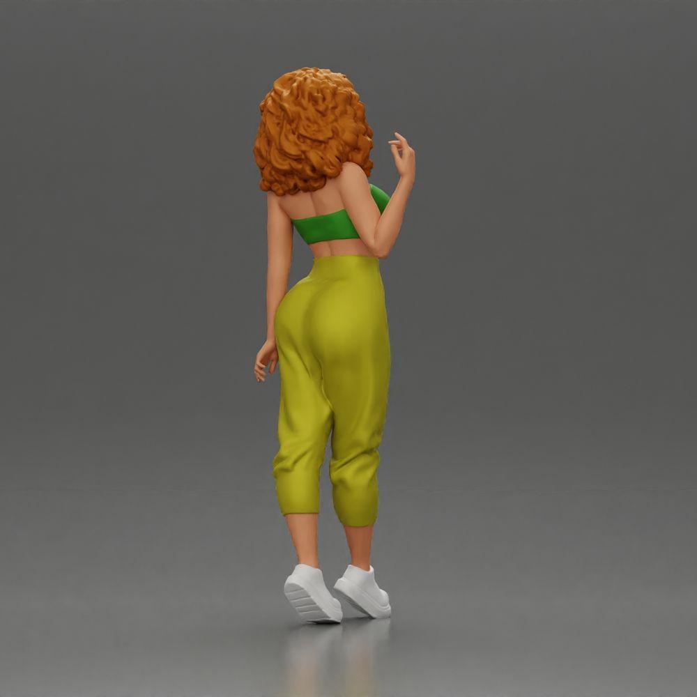 Diorama Modellbau Produktfoto 2: Miniaturfigur: Stehende Frau mit lockigem Haar in grünem Outfit, posierend (Ref Nr. A130)