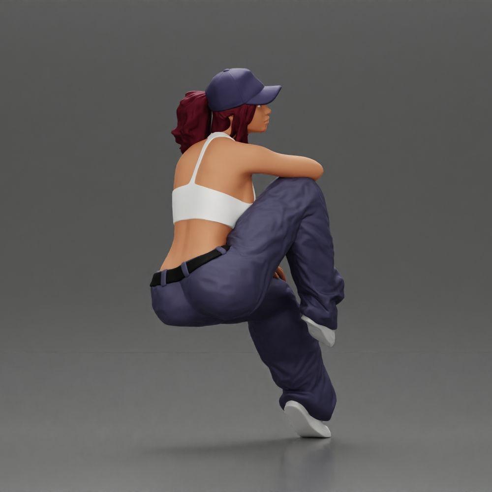 Diorama Modellbau Produktfoto 2: Miniaturfigur: Lowrider-Frau sitzend mit Kappe, Arm auf Knie, Tanktop & Sneaker (Ref Nr. A138)