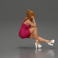 Diorama Modellbau Produktfoto 2: Diorama Figur: Diorama-Miniatur sitzende Frau im rosa Kleid, Hand an Wange, Plateauschuhe (Ref Nr. A131)
