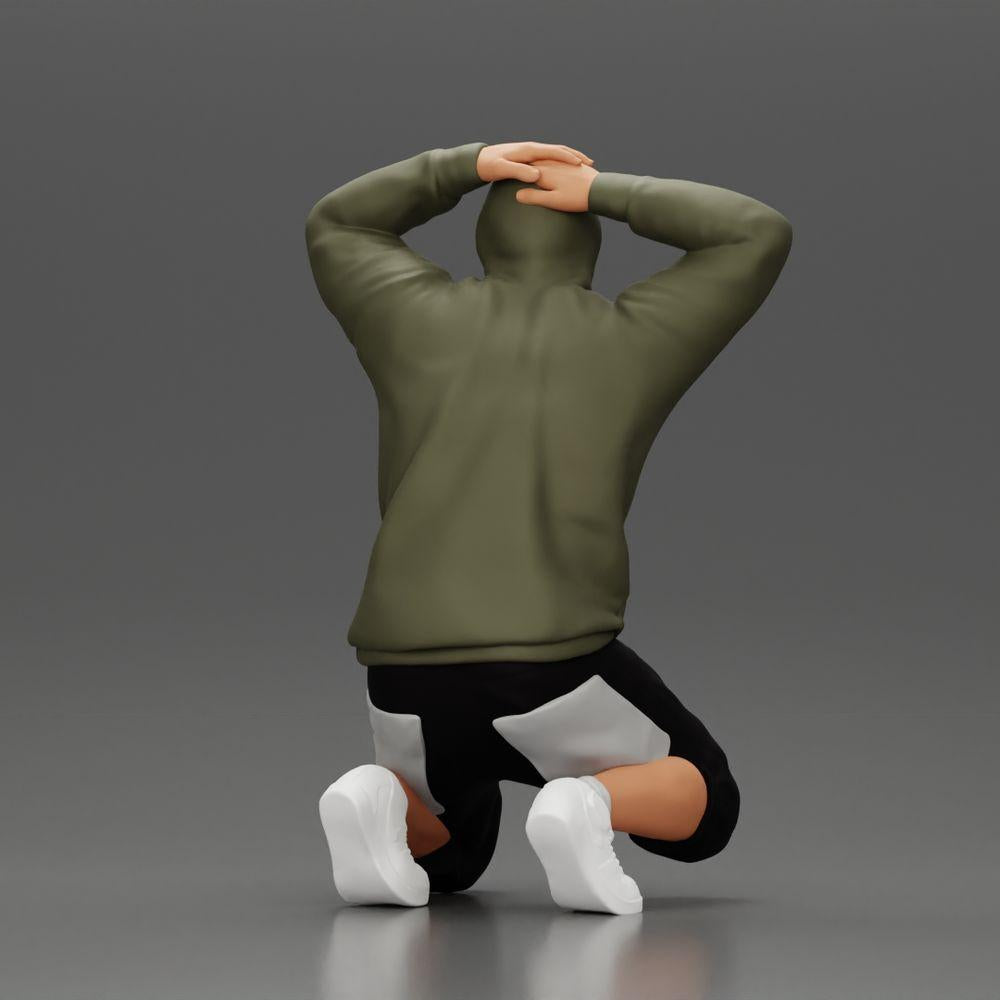 Diorama Modellbau Produktfoto 2: Kniender Mann mit Kapuzenpullover, Hände hinter dem Kopf - Diorama Miniatur (Ref Nr. A70)