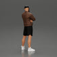 Diorama Modellbau Produktfoto 2: Figur: Mann mit verschränkten Armen, Cap, Jacke, Shorts, Sportschuhe (Ref Nr. A125)