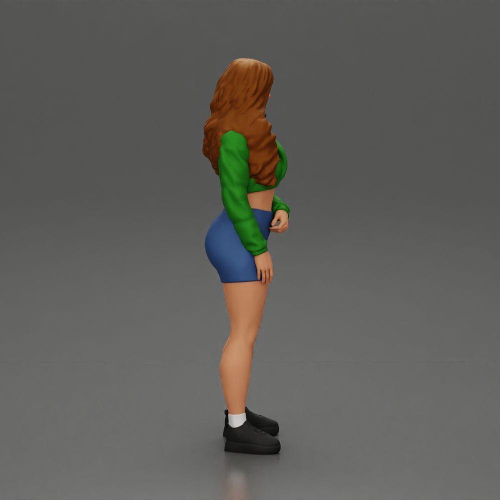Diorama Modellbau Produktfoto 2: Miniaturfigur: Sportliches Mädchen stehend mit Kurzjacke, Shorts und Sneakern (Ref Nr. A74)