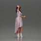 Diorama Modellbau Produktfoto 2: Miniatur-Figur: Frau im langen Brautkleid mit High Heels, elegant posierend (Ref Nr. A109)