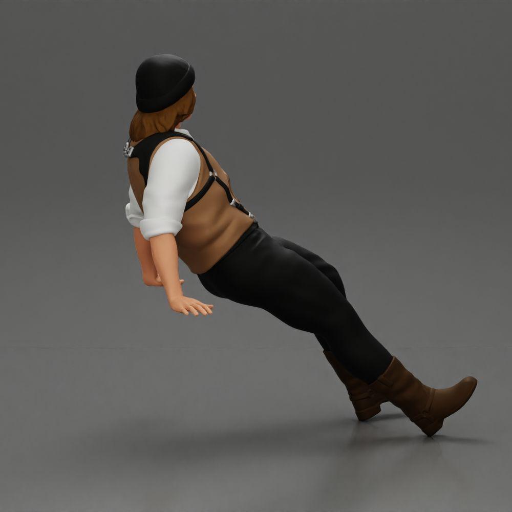 Diorama Modellbau Produktfoto 2: Sitzende Miniaturfigur, Mann in historischer Kleidung mit Mütze und Hosenträgern (Ref Nr. A84)