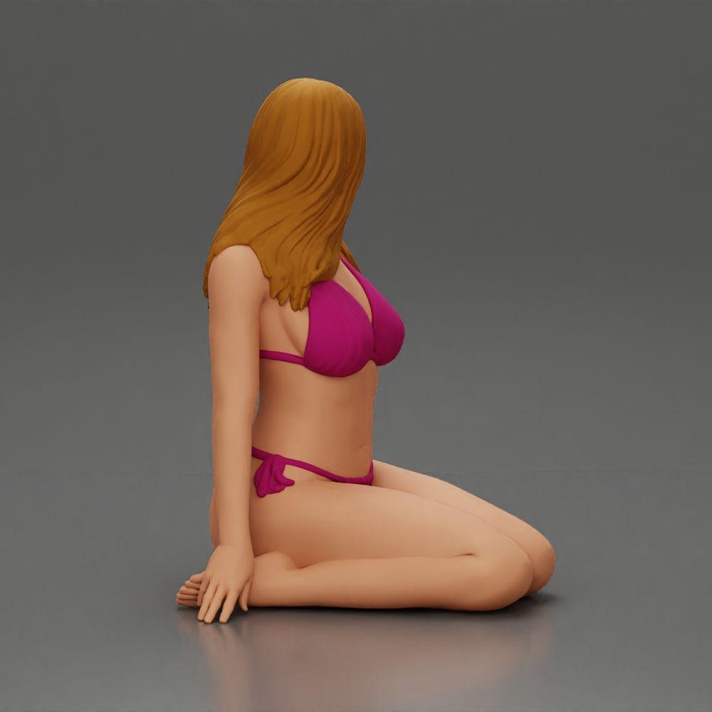 Diorama Modellbau Produktfoto 2: Kniende Miniaturfigur Frau im Bikini, sitzend auf flacher Basis - Strand-Diorama (Ref Nr. A83)
