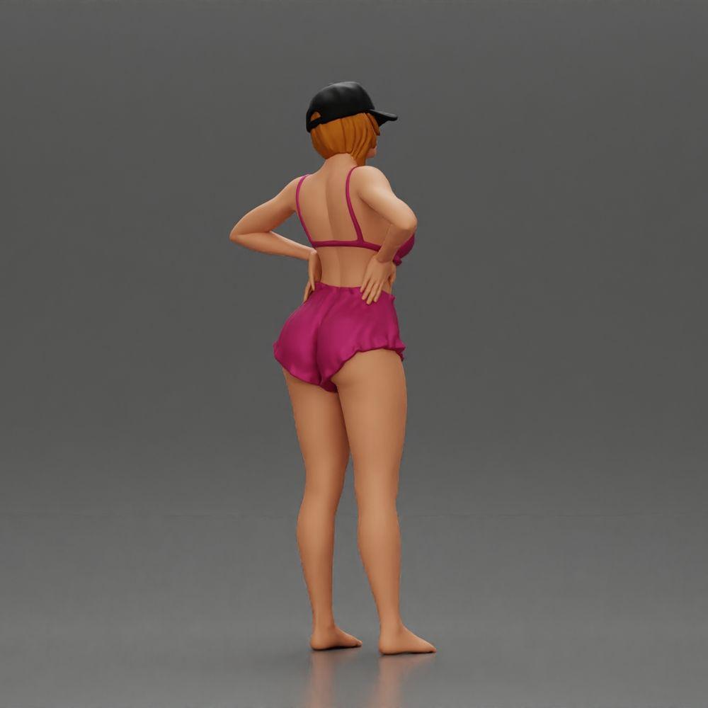 Diorama Modellbau Produktfoto 2: Diorama Figur: Stehende Miniaturfigur im Sommerlook mit Kappe, Shorts, barfuß am Strand (Ref Nr. A108)