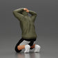 Diorama Modellbau Produktfoto 3: Kniender Mann mit Kapuzenpullover, Hände hinter dem Kopf - Diorama Miniatur (Ref Nr. A70)