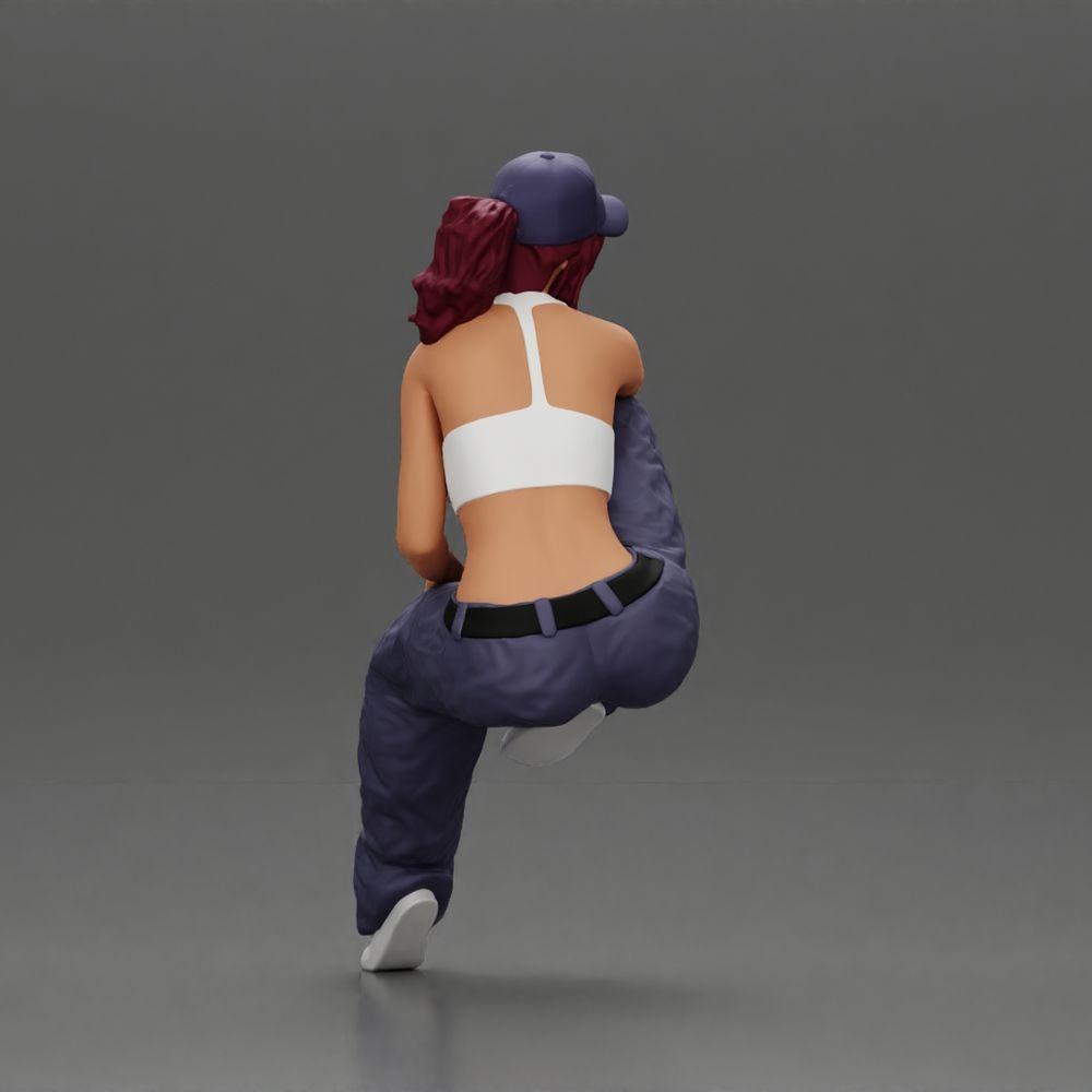 Diorama Modellbau Produktfoto 3: Miniaturfigur: Lowrider-Frau sitzend mit Kappe, Arm auf Knie, Tanktop & Sneaker (Ref Nr. A138)