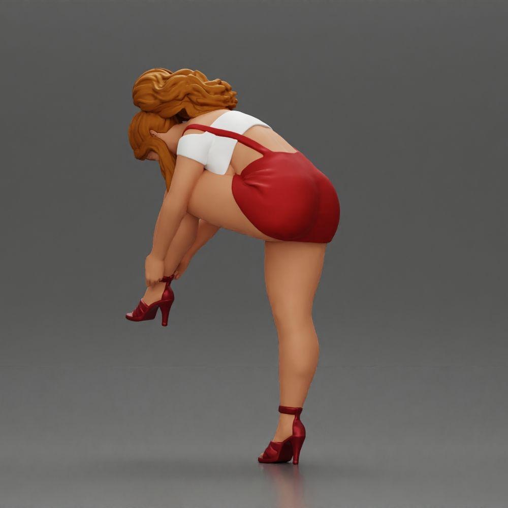 Diorama Modellbau Produktfoto 3: Diorama Figur: Miniaturfigur - Frau zieht roten High Heel an, stehende Pose für Diorama (Ref Nr. A112)