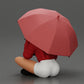 Diorama Modellbau Produktfoto 3: Diorama-Miniatur: Sitzende Frau in Jacke und Shorts mit offenem Regenschirm (Ref Nr. A85)