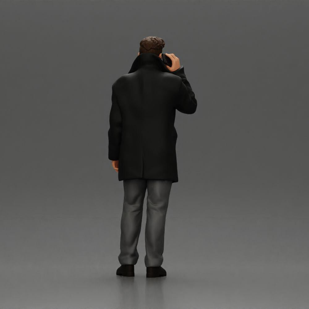 Diorama Modellbau Produktfoto 3: Dioramafigur - türkischer Mann im Mantel mit Rollkragenpullover, telefonierend (Ref Nr. A78)