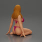Diorama Modellbau Produktfoto 3: Kniende Miniaturfigur Frau im Bikini, sitzend auf flacher Basis - Strand-Diorama (Ref Nr. A83)